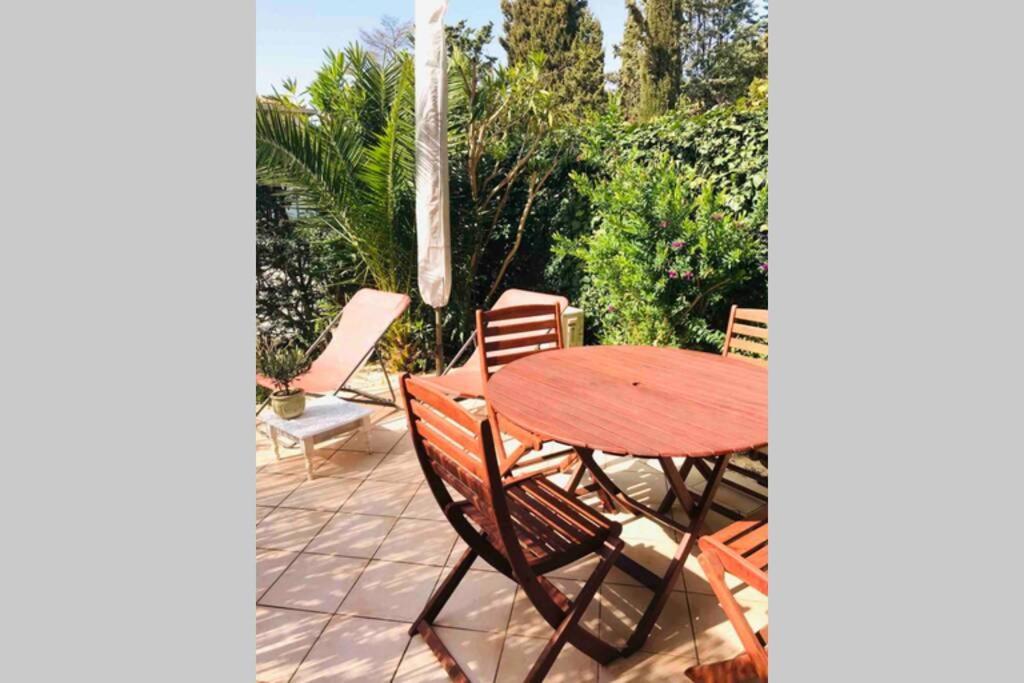 La Petite Pinede Studio Climatise Proche Plage Санарі-сюр-Мер Екстер'єр фото
