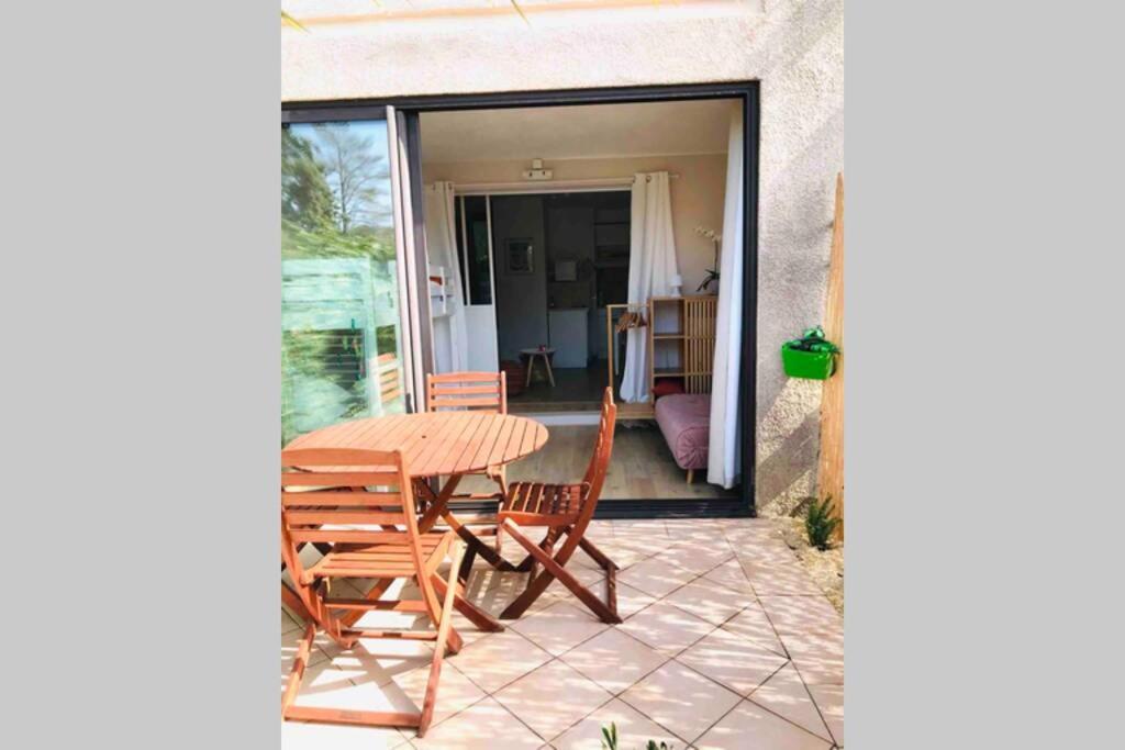 La Petite Pinede Studio Climatise Proche Plage Санарі-сюр-Мер Екстер'єр фото